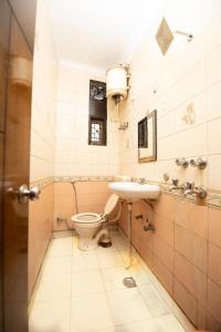 a bathroom with a toilet and a sink at HOTEL DARPAN INTERNATIONAL -New Delhi Railway Station in New Delhi