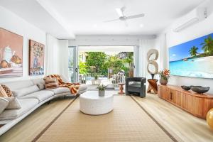 The Santana Collection TWO - Luxury Accomodation in the heart of Palm Cove的休息区