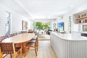The Santana Collection TWO - Luxury Accomodation in the heart of Palm Cove的休息区