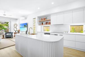 The Santana Collection TWO - Luxury Accomodation in the heart of Palm Cove的厨房或小厨房
