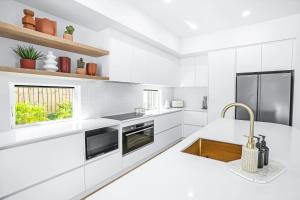 The Santana Collection TWO - Luxury Accomodation in the heart of Palm Cove的厨房或小厨房