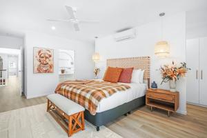 The Santana Collection TWO - Luxury Accomodation in the heart of Palm Cove客房内的一张或多张床位