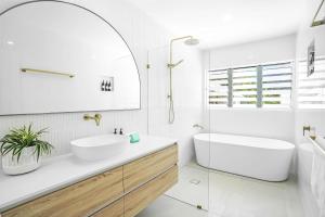 The Santana Collection TWO - Luxury Accomodation in the heart of Palm Cove的一间浴室
