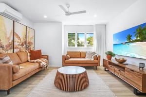 The Santana Collection TWO - Luxury Accomodation in the heart of Palm Cove的休息区