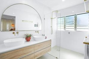 The Santana Collection TWO - Luxury Accomodation in the heart of Palm Cove的一间浴室