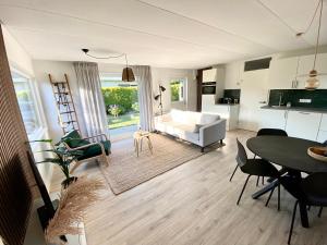 - un salon avec un canapé blanc et une table dans l'établissement Op de Veluwe - met prachtig uitzicht, à Nunspeet