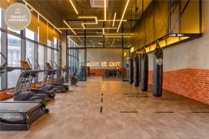 Un gimnasio con cintas de correr y equipos de ejercicio en un edificio. en Millerz Square, Old Klang Road, en Kuala Lumpur