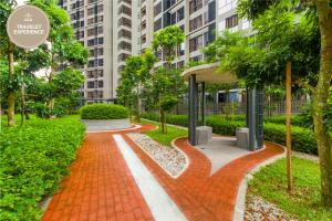 una pasarela en un parque con árboles y edificios en Millerz Square, Old Klang Road, en Kuala Lumpur