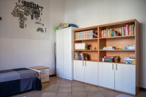 una camera da letto con un letto e una libreria di LA DIMORA DEGLI ELFI casa vacanza a Pavia