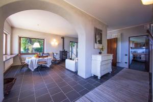 uma sala de estar com uma mesa e uma sala de jantar em Menaggio Spiaggia em Griante Cadenabbia