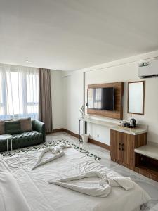 um quarto de hotel com uma cama e um sofá em Hotel Sand View em Bawshar