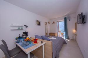 a bedroom with a bed and a table in a room at Colonno Fronte Lago in Colonno