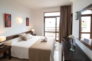 ein Hotelzimmer mit einem Bett und einem Fenster in der Unterkunft Hotel Galera in Sant Antoni de Portmany