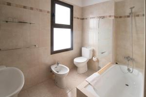 een badkamer met een toilet, een bad en een wastafel bij Hotel Galera in San Antonio