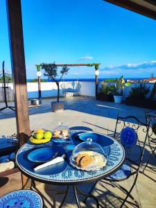 stół z talerzem jedzenia na patio w obiekcie Residenza Cunto w mieście Castellabate