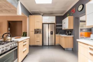 Una cocina o cocineta en House Firefly Muckleneuk - Furnished House