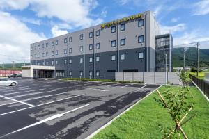 un aparcamiento vacío frente a un edificio en The Celecton Gotemba Interchange en Gotemba