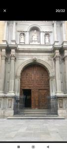 una gran puerta de madera en un gran edificio en Mesones 31, en Granada