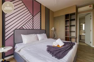 Un dormitorio con una cama grande con un animal de peluche encima. en Millerz Square, Old Klang Road, en Kuala Lumpur