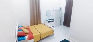 Bakar ParitにあるHomestay Asam Pedas Parit Jawa Muarの小さなベッドルーム(ベッド1台、鏡付)