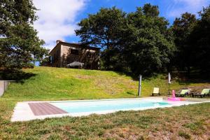 a house on top of a hill with a swimming pool at Casa das Gandas in Celeiró do Monte