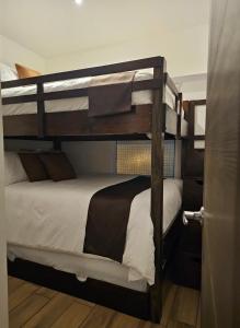 Una cama o camas cuchetas en una habitación  de Torre Pamplona 402 -Nuevo y Cómodo- Apartamento