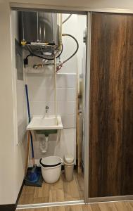 a bathroom with a sink and a toilet at Torre Pamplona 402 -Nuevo y Cómodo- Apartamento in Guatemala