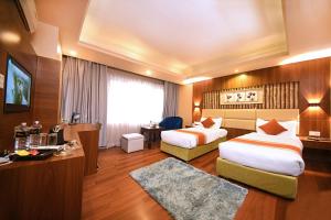 Cette chambre comprend deux lits et un bureau. dans l'établissement Kumari Boutique Hotel, à Katmandou