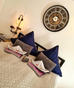 a clock on the wall above a bed with pillows at Meer Glück am Steinhuder Meer in Wunstorf