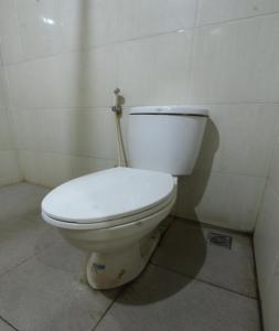 La salle de bains est pourvue de toilettes. dans l'établissement OYO 93002 Kost Gayus, à Tjakranegara