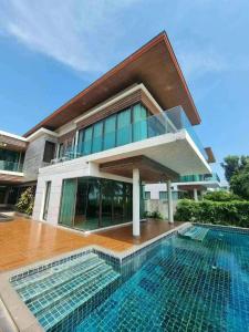 Bazén v ubytování Palmeraiebeach Resort Rayong ปาล์มมาลี บีช รีสอร์ท ระยอง 罗勇棕榈树海滩酒店 nebo v jeho okolí