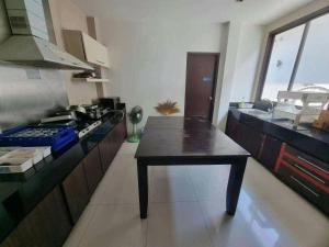 Kuchyň nebo kuchyňský kout v ubytování Palmeraiebeach Resort Rayong ปาล์มมาลี บีช รีสอร์ท ระยอง 罗勇棕榈树海滩酒店