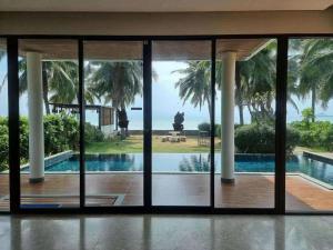 Bazén v ubytování Palmeraiebeach Resort Rayong ปาล์มมาลี บีช รีสอร์ท ระยอง 罗勇棕榈树海滩酒店 nebo v jeho okolí