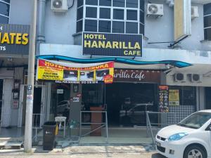 un café hamannilla de l'hôtel avec une voiture blanche garée à l'extérieur dans l'établissement OYO 90849 Hotel Hanarilla, à Kampong Batu Tiga