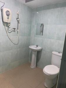 La salle de bains est pourvue de toilettes et d'un lavabo. dans l'établissement OYO 90849 Hotel Hanarilla, à Kampong Batu Tiga