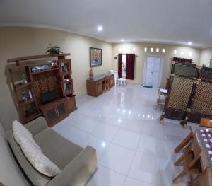 ein großes Wohnzimmer mit Couch und Tisch in der Unterkunft Terban Garden Homestay Jogja in Jetis