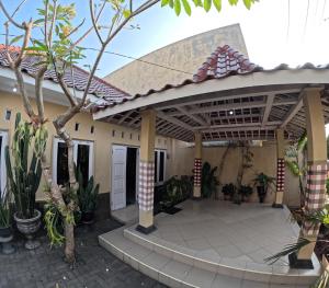 eine Terrasse eines Hauses mit Markise und Pflanzen in der Unterkunft Terban Garden Homestay Jogja in Jetis