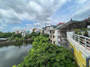 von einem Balkon mit Gebäuden mit Flussblick in der Unterkunft Bhome Văn Miếu in Hanoi