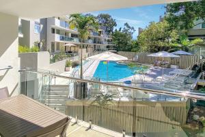 uma vista exterior de uma piscina num apartamento em The Cove Noosa - Apartment 6 em Noosa Heads