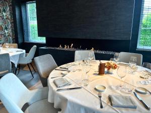 a dining room with a table with wine glasses at Biznis Hotel in Lokeren