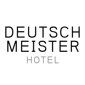 ein schwarz-weißes Schild mit den Worten French Nether Hotel in der Unterkunft Hotel Deutschmeister in Wien