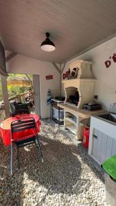 Kuchyňa alebo kuchynka v ubytovaní CHAMBRE INDEPENDANTE climatisée, cuisine d'été, piscine