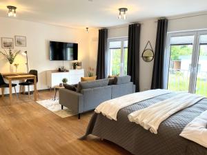 1 dormitorio con 1 cama y sala de estar en Ferienwohnung Stamer en Eckernförde