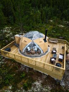 an overhead view of a round table on a wooden deck at Arctic Dome Gudbrandsdalen in Sør-Fron