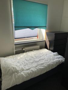 Säng eller sängar i ett rum på Nice room near airport