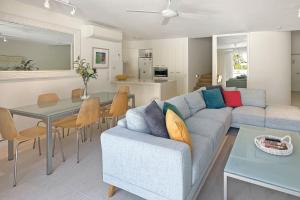 Η κουζίνα ή μικρή κουζίνα στο The Cove Noosa - Apartment 23