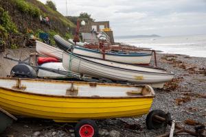 um grupo de barcos sentados na praia em Inn on the Shore em Downderry