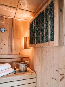una sauna de madera con un tazón sobre una mesa de madera en Prenner Alm, en Haus im Ennstal