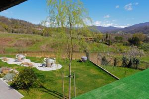 vistas a un jardín con un árbol en el patio en Agriturismo Spolert Winery, en Prepotto