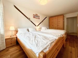 Postel nebo postele na pokoji v ubytování Beautiful apartment in Zermatt with a breathtaking view of the Matterhorn